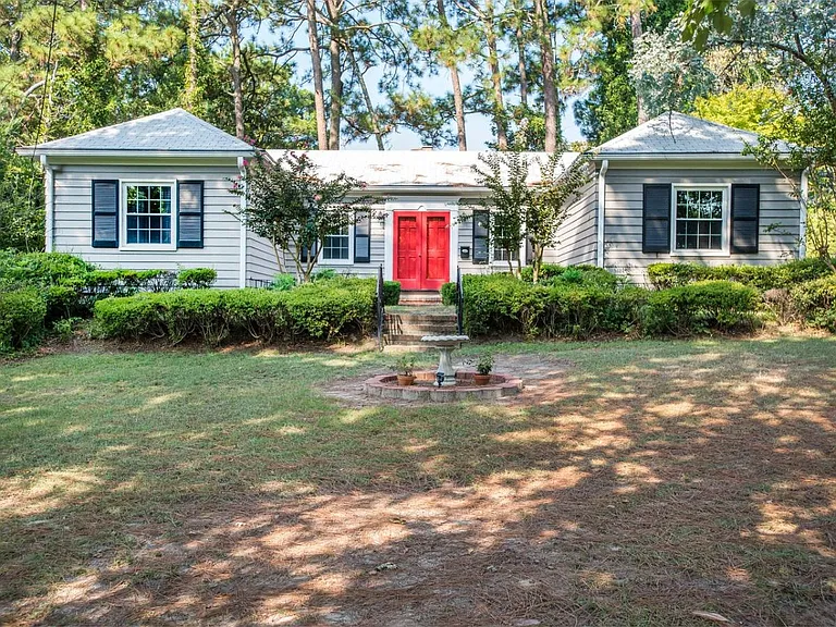 300 Pinecrest Dr — Photo 1