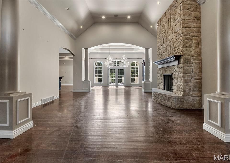 1st image of 425 Windwood Lake Dr