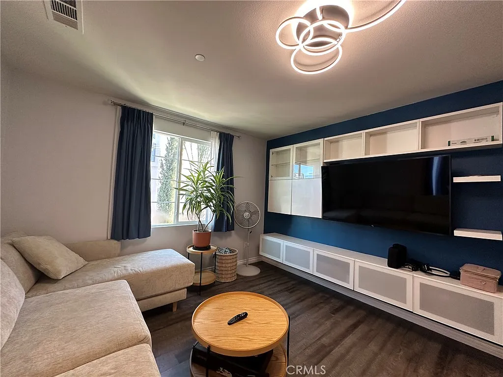 3 bed, 1729 sqft, $3,450 — Photo 4