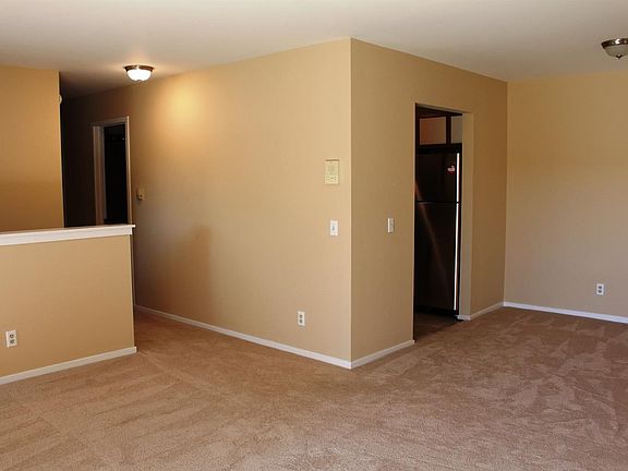 5th image of 717 Clubhouse Dr