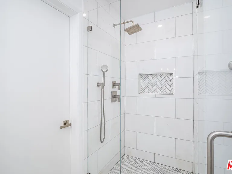 23826 Burbank Blvd — Photo 18