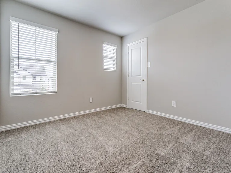 708 McKenna Dr — Photo 11