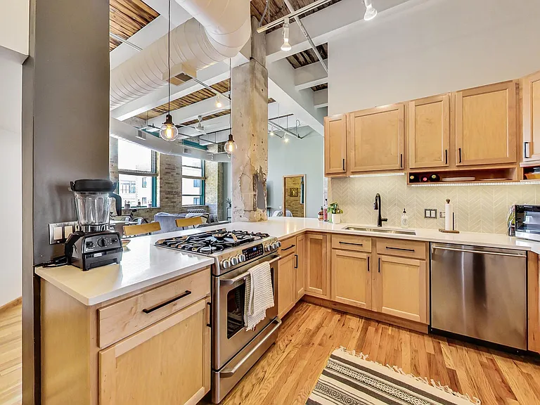 312 N May St #4K — Photo 3