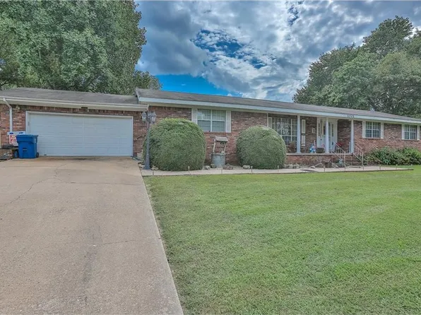1001 Main St, Gravette, AR 72736