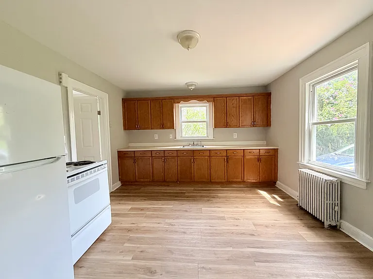 685 Newhall St — Photo 3