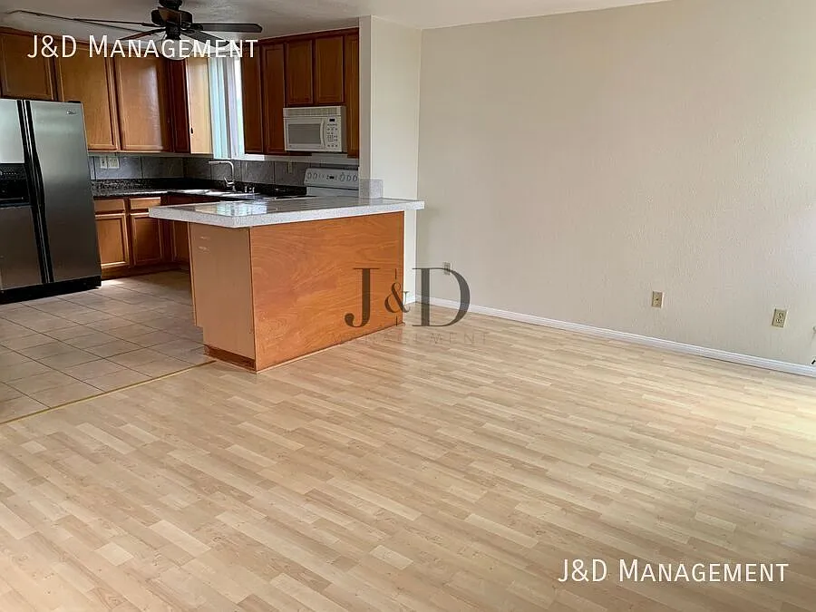 Spacious 3-Bedroom / 2-Bath Apartment In Clairemont — Photo 2