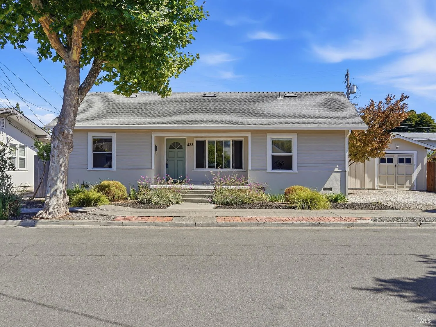 433 Lincoln Street - Photo 1