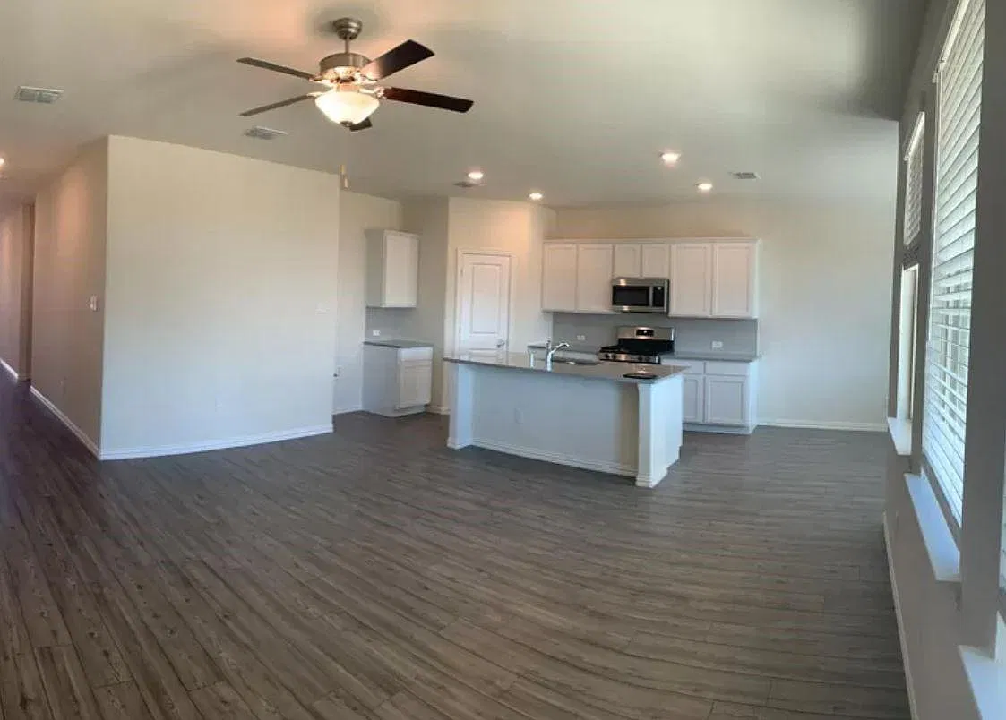 3 bed, 1442 sqft, $2,099 — Photo 3