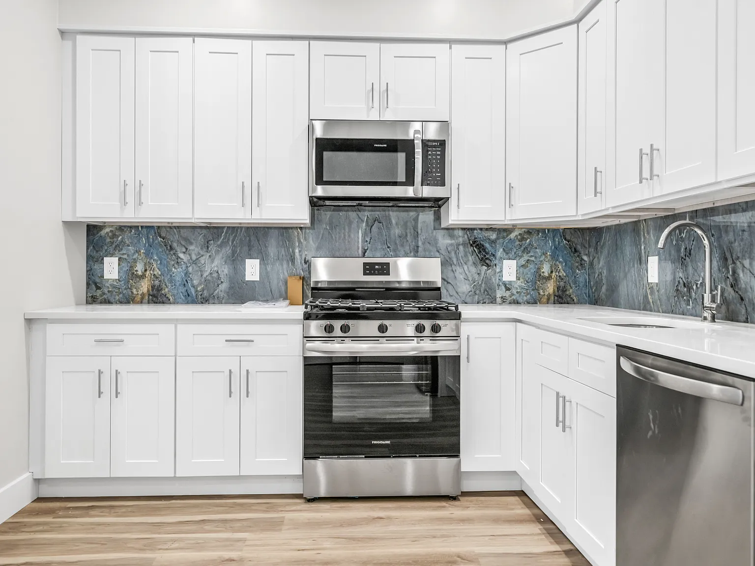 2 bed, 950 sqft, $2,700 — Photo 4