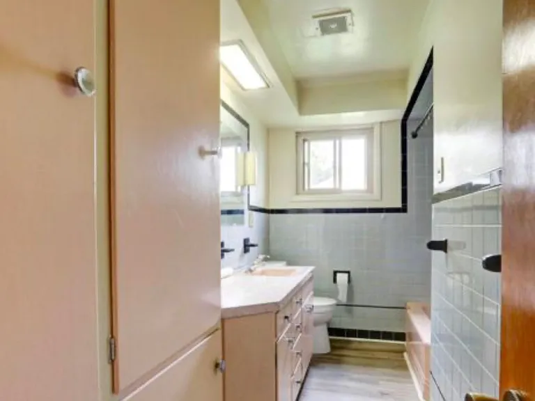 83 N Church St SW — Photo 16