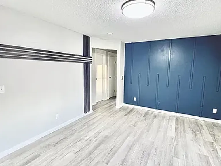 2bed 1 bath Unit in quiet Clive location — Photo 10