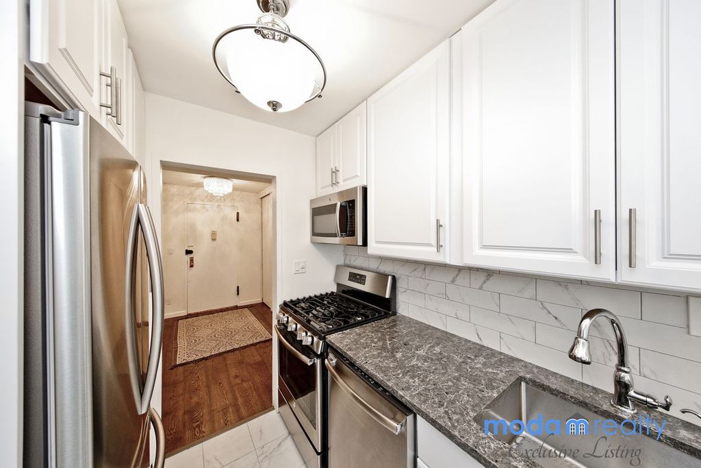 2 Bed 1 Bath Property, New York • 900 Sq Ft