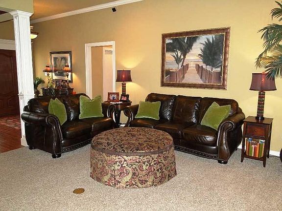 Living Room. CROWN MOLDING, 10 Ceiling, New Carpet, Gas Lot FP