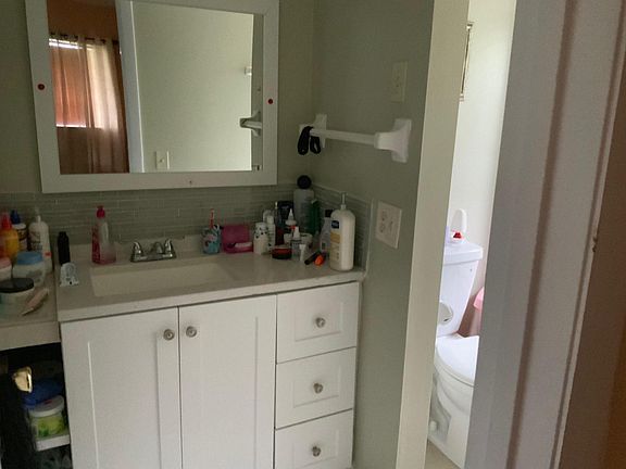 3rd image of 410 NE 17th Ave APT 104