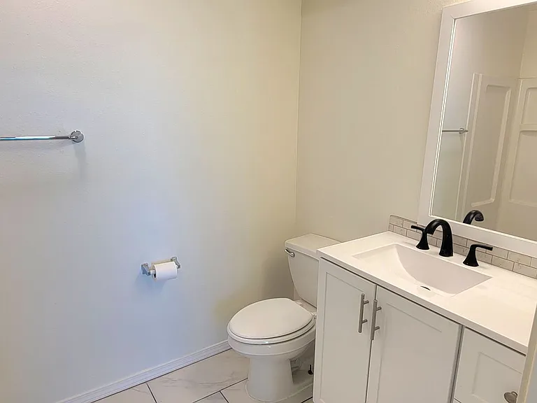 3205 N Main St — Photo 14