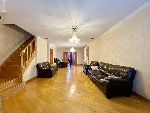 3rd image of 139-51 Pershing Cres #Hs