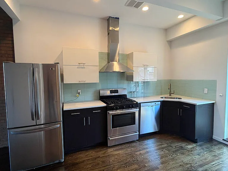 551 Lorimer St #PENTHOUSE — Photo 1