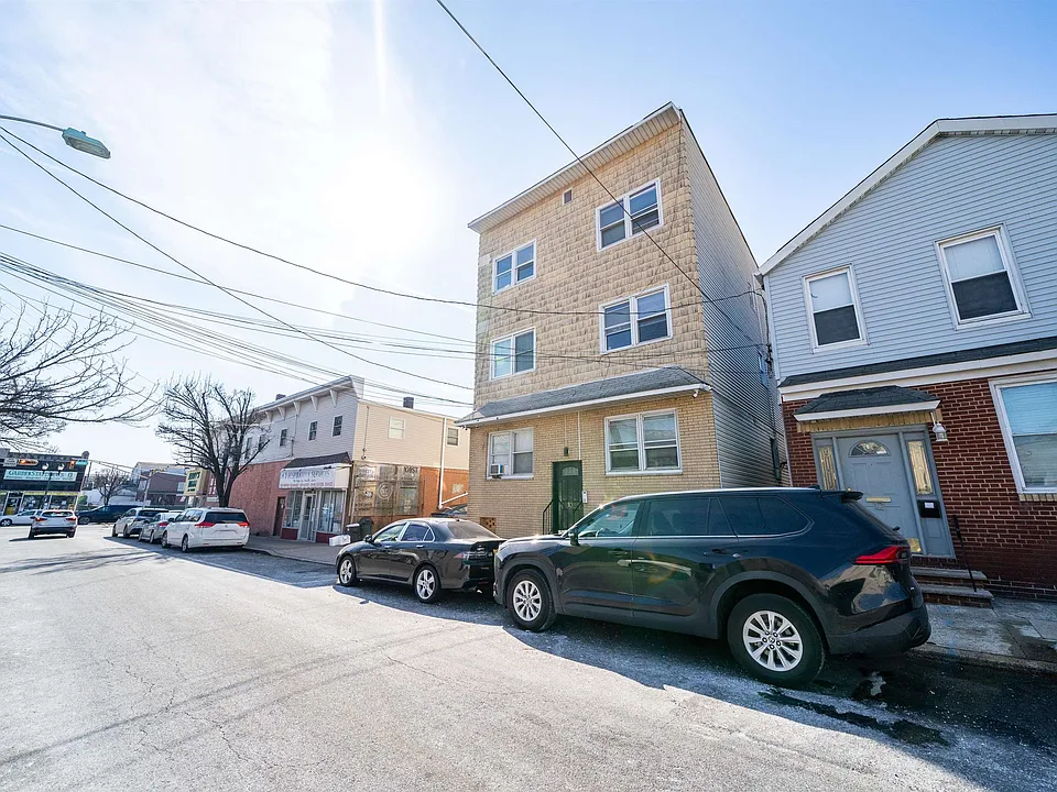10 W 21st St #2L