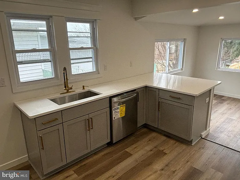 1019 S Broadway — Photo 13