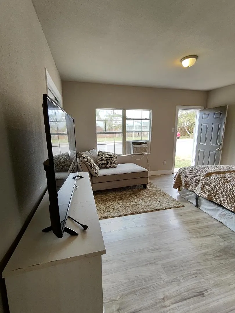 108 W Kansas Ave - C (Studio) — Photo 2