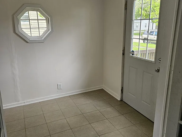 621 Charles St — Photo 2