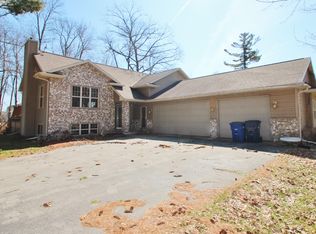 1383 Transfer Trl, Suamico, WI 54173