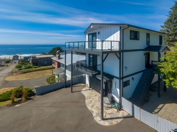 2035 NE 66th St, Lincoln City, OR 97367