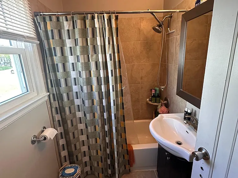 707 11th Ave NE — Photo 2