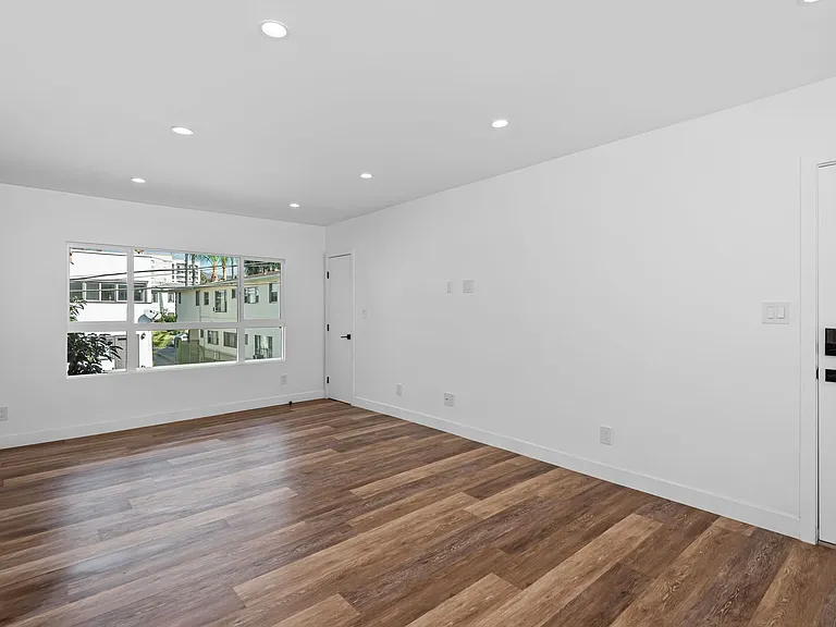 1563 Gordon St — Photo 28