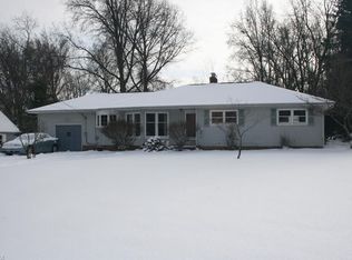 1560 Ridgeview Dr, Seven Hills, OH 44131