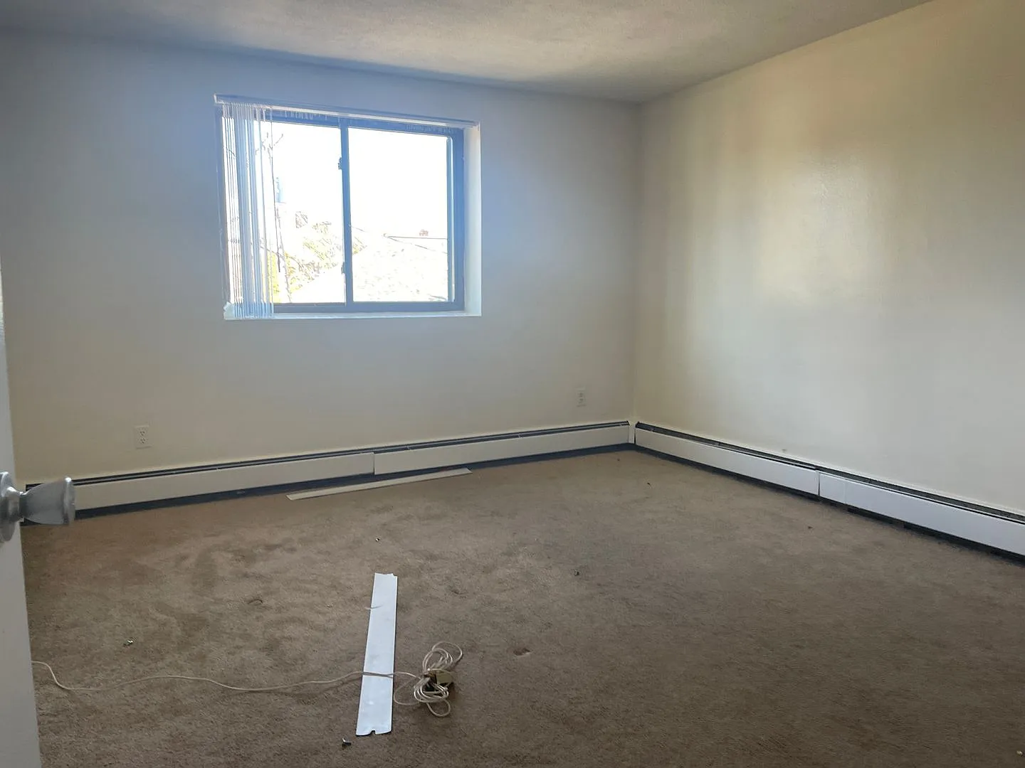 No Fee Massive 2 Bed With New Floors, Kitchen And Paint, Ac Very Sunny!! Parking Included — Photo 3