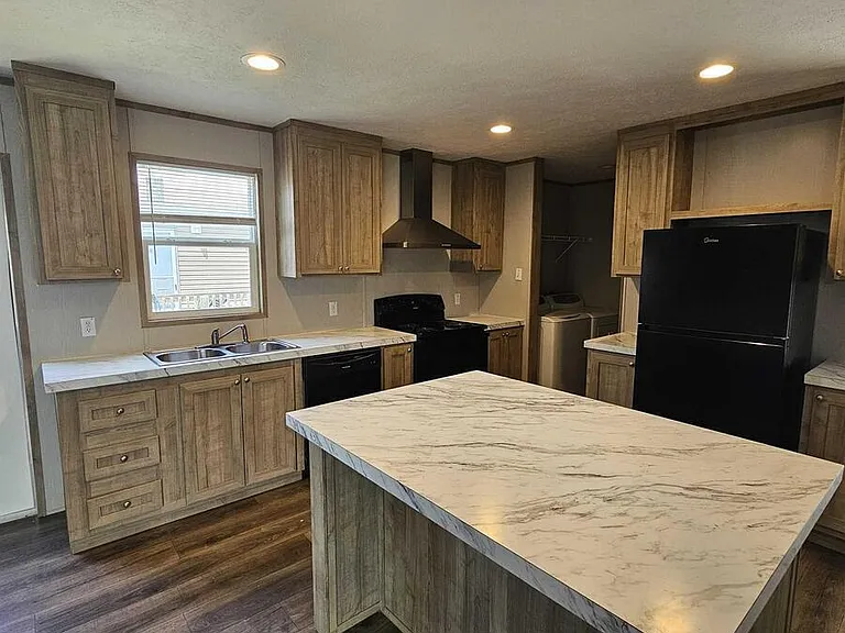 3211 Victor Ln — Photo 2
