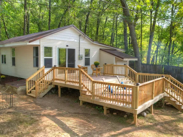 6048 Stewart Woods Dr, Delton, MI 49046