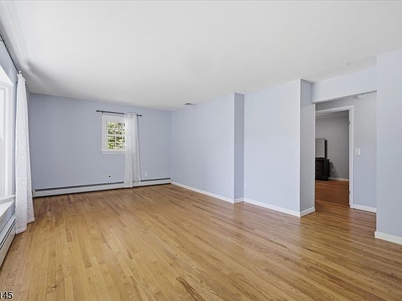 5th image of 261 Eyland Ave