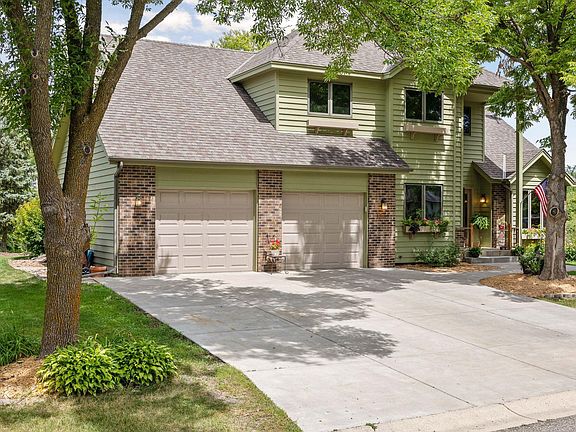 2nd image of 1340 Woodlawn Cir