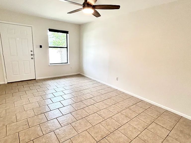 1603 Mossglenn Cir — Photo 2