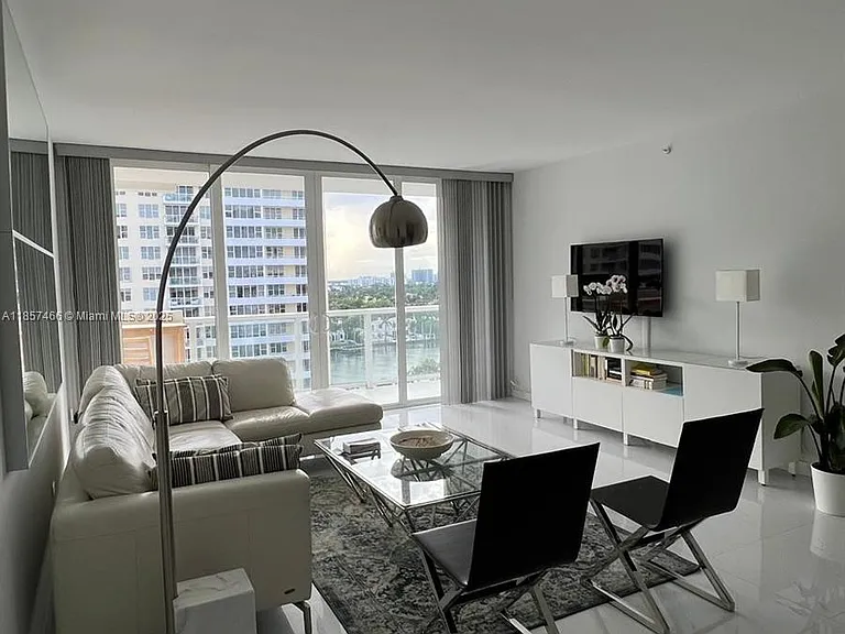 5601 Collins Ave #1115 — Photo 2