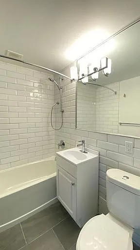 66 Spadina Rd — Photo 8