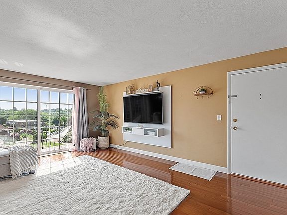 3rd image of 28 Williamsburg Ct Unit 22
