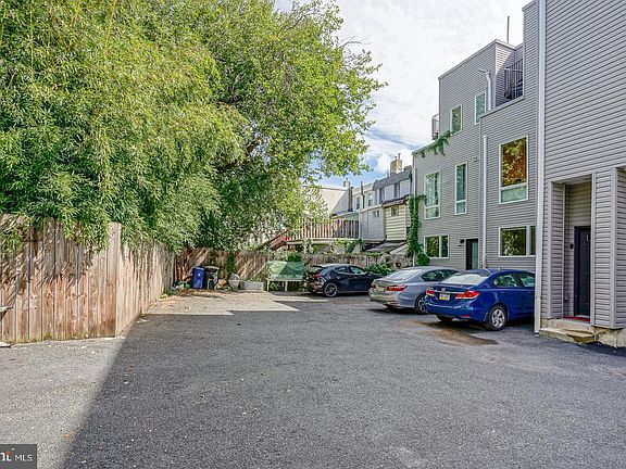 4th image of 1109 Earl St