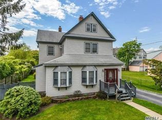 32 Lake St, Amityville, NY 11701