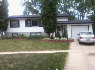 76 Petrie Cir, Streamwood, IL 60107