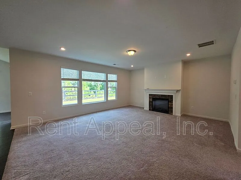 5 bed, 3.0 bath, 3200 sqft, $3,200 — Photo 4