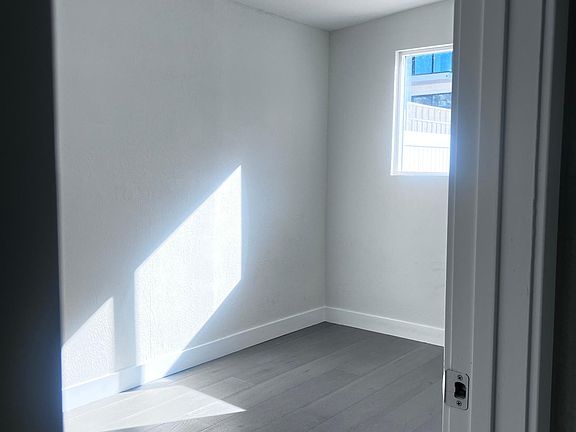 5th image of 1054 E Palm Ave