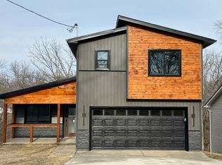 348 E Pleasant View Dr, Des Moines, IA 50315