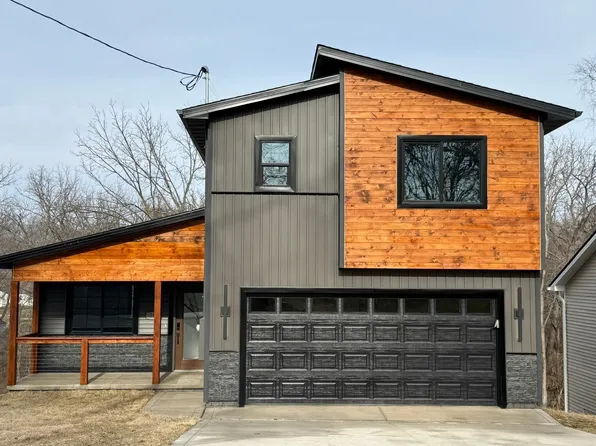 348 E Pleasant View Dr, Des Moines, IA 50315