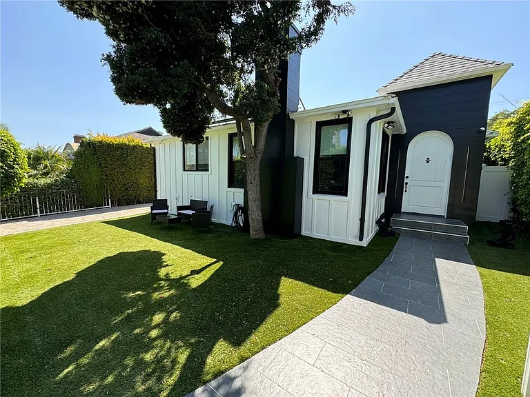 1207 Greenacre Ave — Photo 34