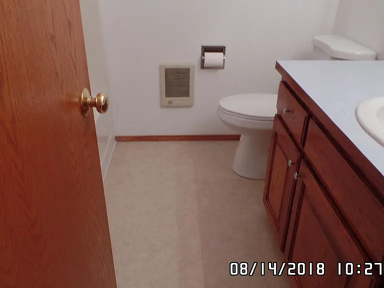 942 E Willow St — Photo 14