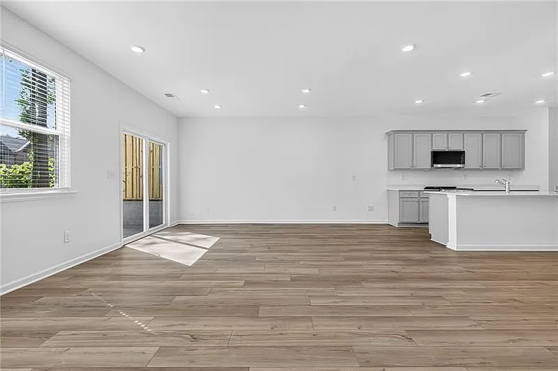 3 bed, 2.5 bath, 1831 sqft, $2,300 — Photo 2
