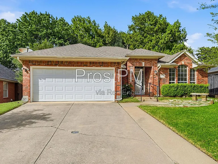 2921 Meadow Glen Dr — Photo 1